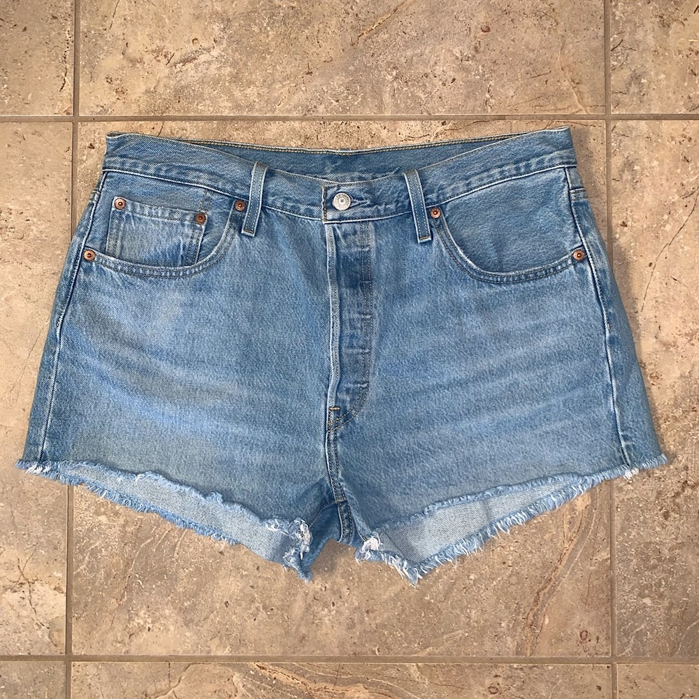 LEVI’S | 501 Denim Jean Shorts in Luxor Baked Light Wash, Size 33